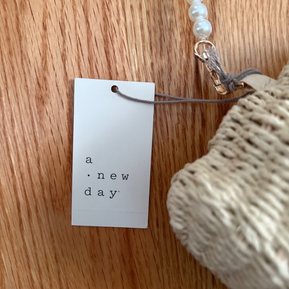 Viral Wicker Seashell Bag With Pearl Strap - Picture 7 of 7